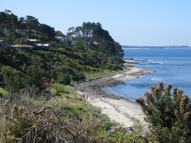 Flinders - Coast along Western Port (Kennon Cove): View north along coast from The Esplanade north of Gordon St