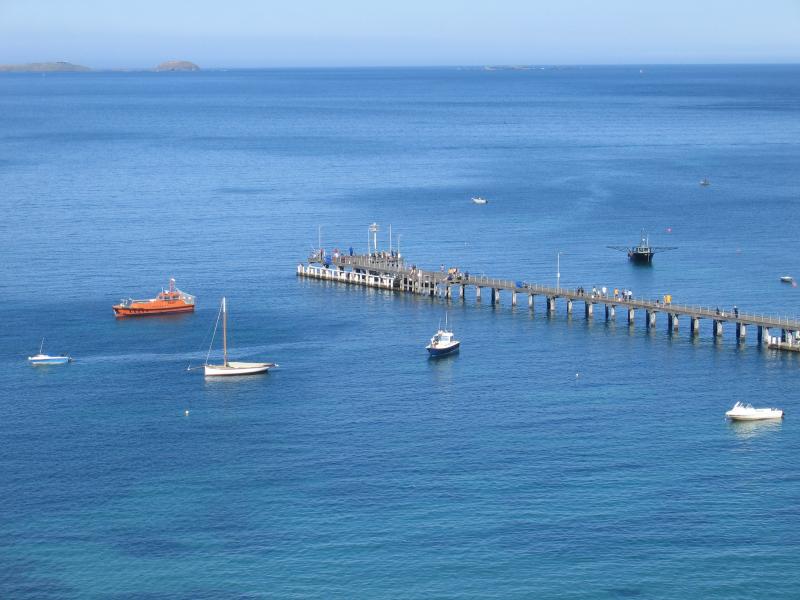 Flinders - Coast along Western Port (Kennon Cove): View of the end of Flinders Jetty from The Esplanade
