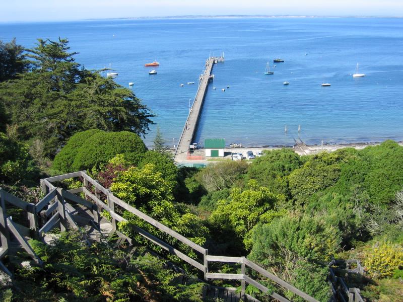 Flinders - Coast along Western Port (Kennon Cove): View along steps down to Flinders Jetty from war memorial, Bass Park