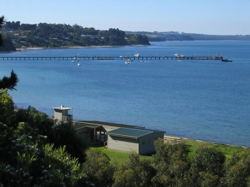 Flinders - Coast along Western Port (Kennon Cove): View north along coast to Flinders Jetty from Bass Park at southern end of Golf Links Rd above Yacht Club