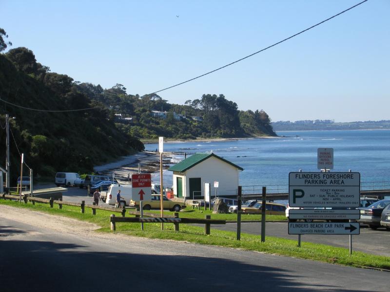 Flinders - Flinders Jetty and foreshore: View north towards jetty and along coast from car park at jetty