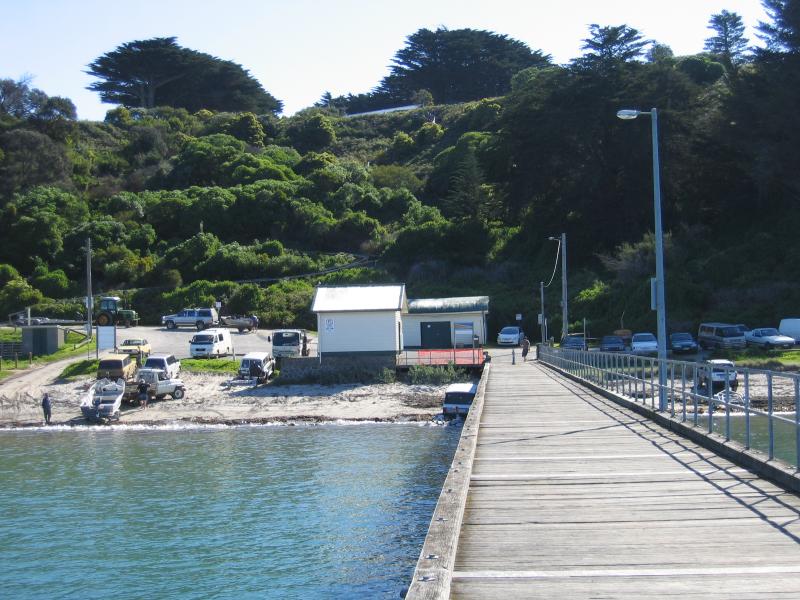 Flinders - Flinders Jetty and foreshore: View back to coast from jetty