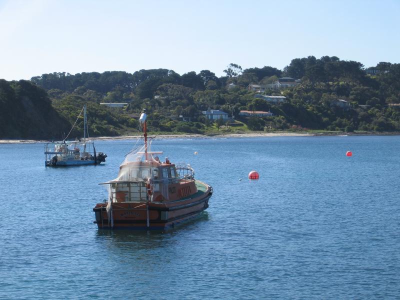 Flinders - Flinders Jetty and foreshore: View north along coast from jetty