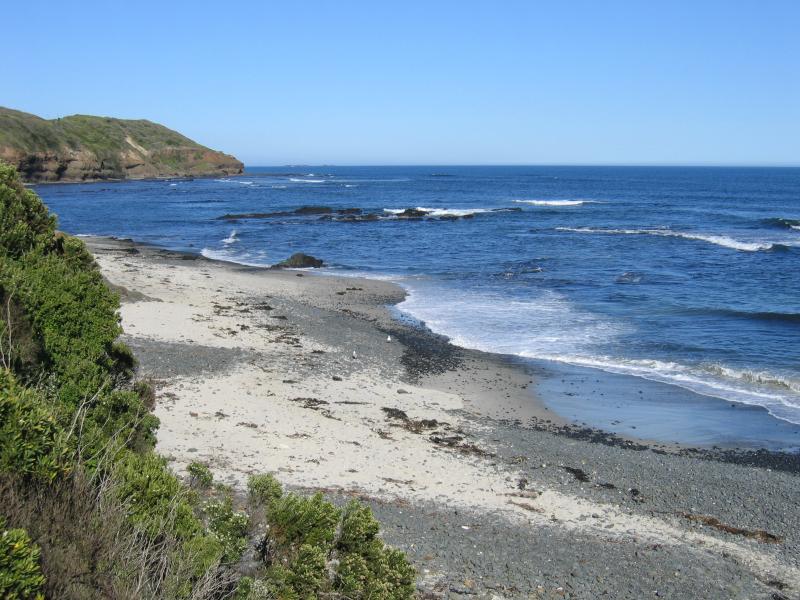 Flinders - Coast along Bass Strait and Ocean Beach: View along beach below lookout towards West Head