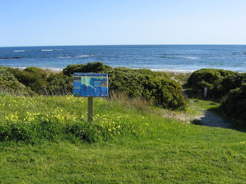 Flinders - Coast along Bass Strait and Ocean Beach: Foreshore at car park, Golf Links Rd, at Mushroom Reef