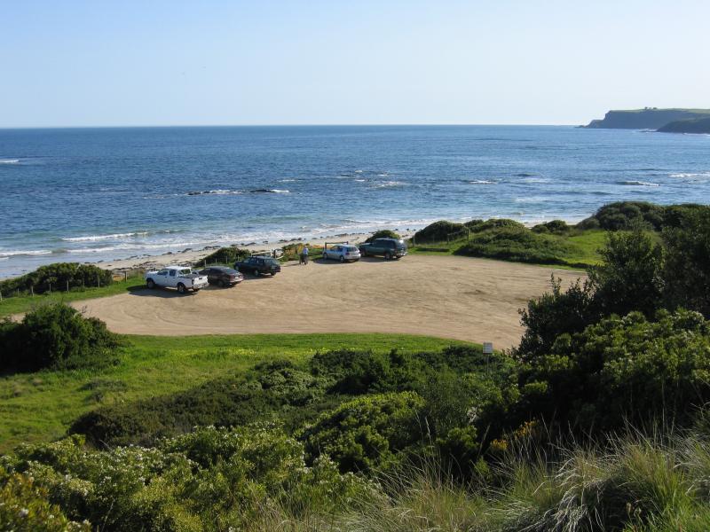 Flinders - Coast along Bass Strait and Ocean Beach: View down to car park, Golf Links Rd, at Mushroom Reef