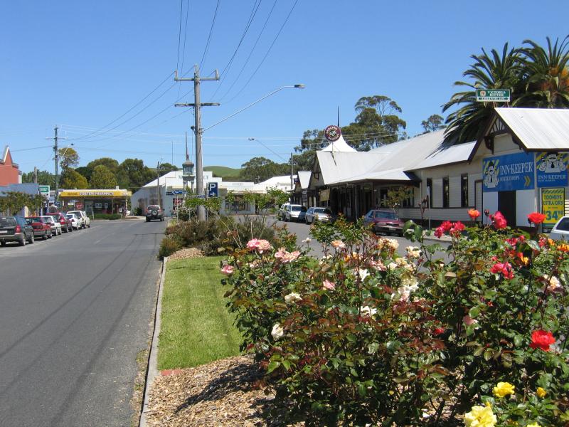 Foster - Shops and commercial centre, Main Street and Station Street: View west along Main St towards Exchange Hotel and Station St