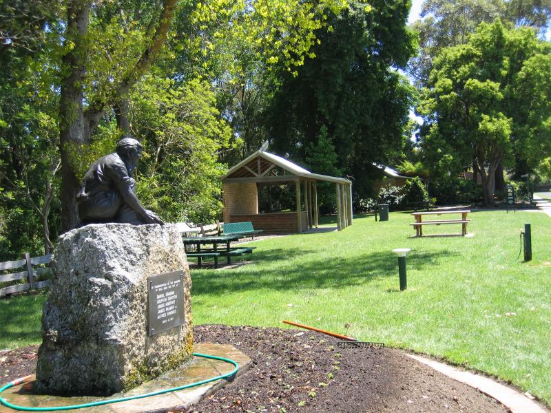 Foster - Pearl Park, Stockland Creek and surroundings, Main Street: Gold discovery memorial, Pearl Park
