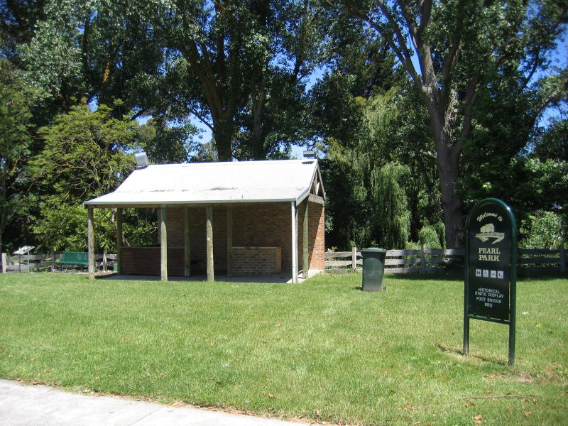 Foster - Pearl Park, Stockland Creek and surroundings, Main Street: BBQ shelter, Pearl Park