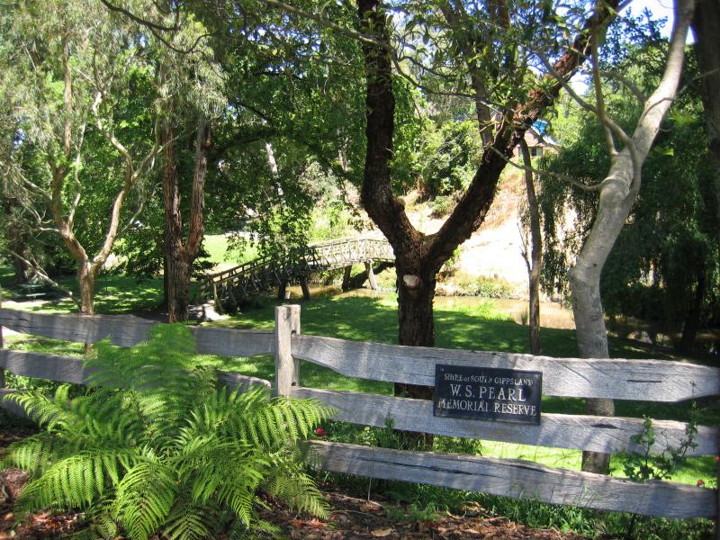 Foster - Pearl Park, Stockland Creek and surroundings, Main Street: View from Pearl Park down to Stockyard Creek and footbridge