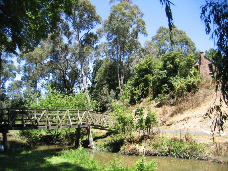 Foster - Pearl Park, Stockland Creek and surroundings, Main Street: Stockyard Creek and footbridge