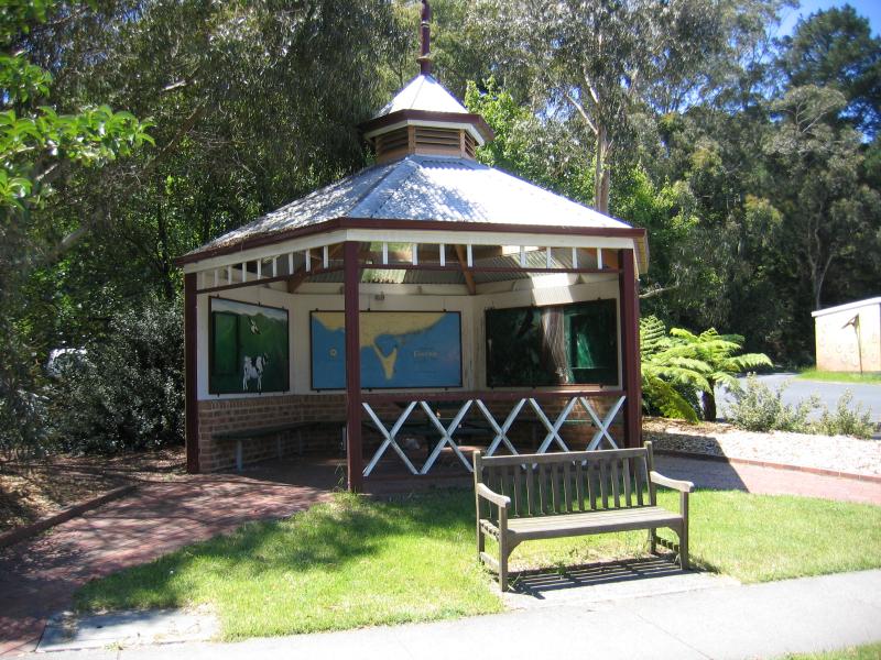 Foster - Pearl Park, Stockland Creek and surroundings, Main Street: Rotunda, Main St opposite Pearl Park