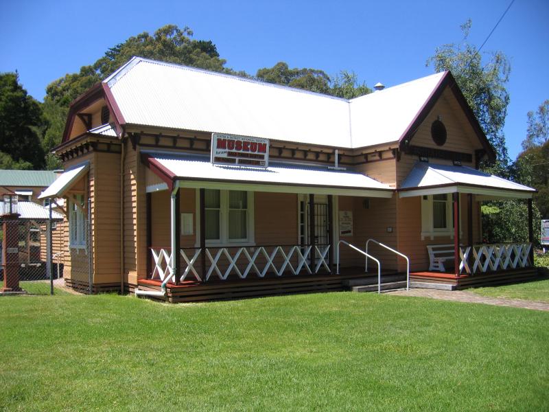 Foster - Pearl Park, Stockland Creek and surroundings, Main Street: Foster & District Historical Society Museum, Main St opposite Pearl Park