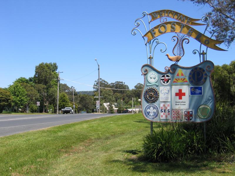 Foster - Toora Road: Welcome To Foster sign, view west along Toora Rd at Reservoir Rd