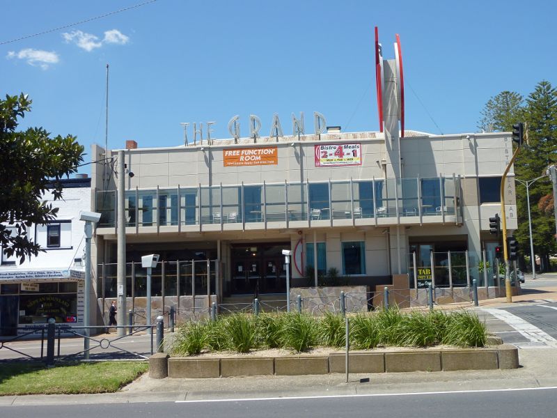 Frankston - Shops and commercial centre between Nepean Highway and Young Street: The Grand Hotel, corner Nepean Hwy and Davey St