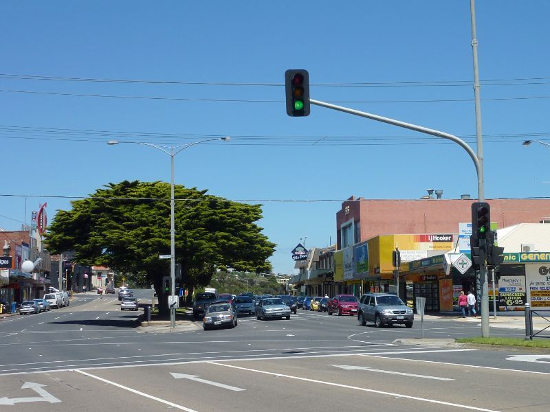 Frankston - Shops and commercial centre between Nepean Highway and Young Street: View south along Nepean Hwy at Playne St