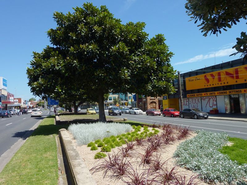 Frankston - Shops and commercial centre between Nepean Highway and Young Street: View south along Nepean Hwy between Ross Smith Av and Wells St