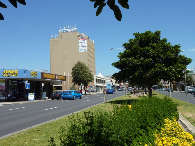 Frankston - Shops and commercial centre between Nepean Highway and Young Street: View south along Nepean Hwy at Ross Smith Av towards Peninsula Centre