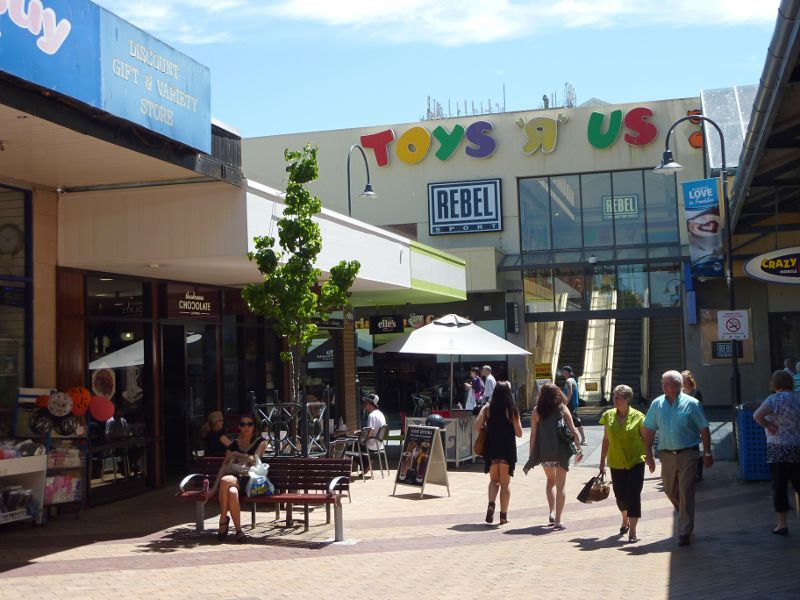 Frankston - Shops and commercial centre between Nepean Highway and Young Street: View west along Station St Mall towards Bayside Shopping Centre