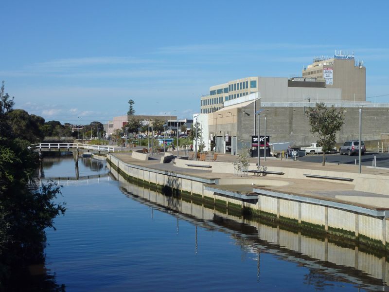 Frankston - Kananook Creek Reserve: View north along Kananook Creek at Davey St
