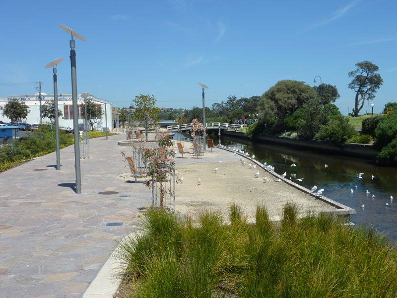Frankston - Kananook Creek Reserve: View south along Kananook Creek south of Wells St