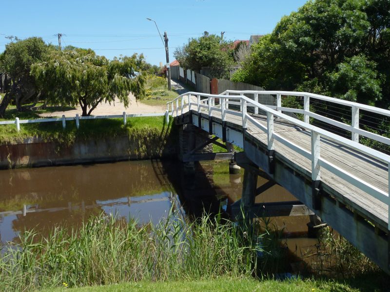 Frankston - Kananook Creek Reserve: Footbridge over Kananook Creek at Beach St