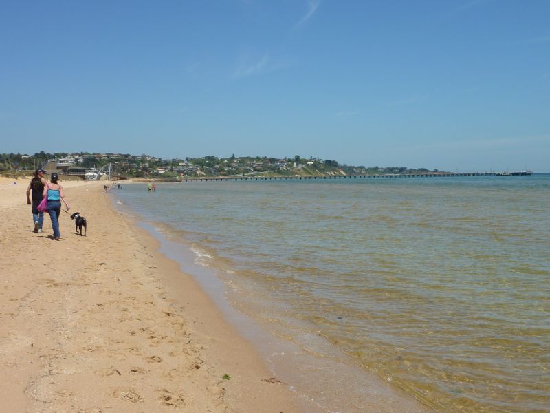 Frankston - Beach between Frankston Life Saving Club and Kananook Creek: View south along beach