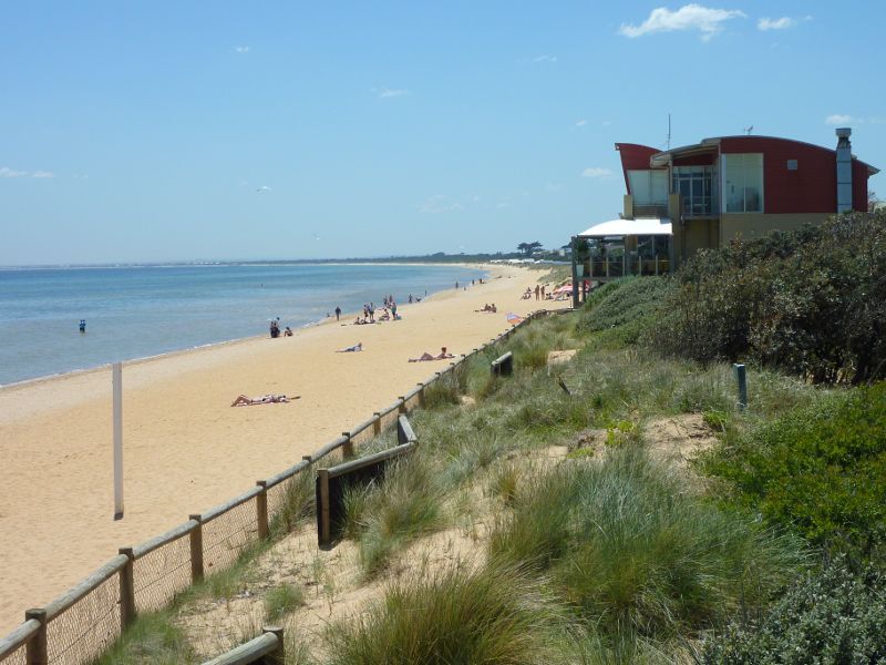 Frankston - Beach between Frankston Life Saving Club and Kananook Creek: View north along foreshore and beach towards Frankston Life Saving Club