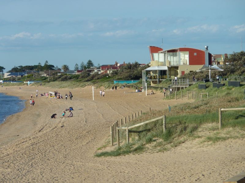 Frankston - Beach between Frankston Life Saving Club and Kananook Creek: View north along beach towards Frankston Life Saving Club