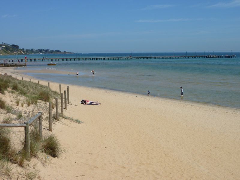 Frankston - Beach between Frankston Life Saving Club and Kananook Creek: View along beach towards Frankston Pier