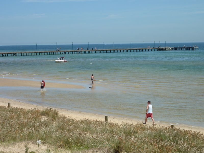 Frankston - Beach between Frankston Life Saving Club and Kananook Creek: View across foreshore towards Frankston Pier