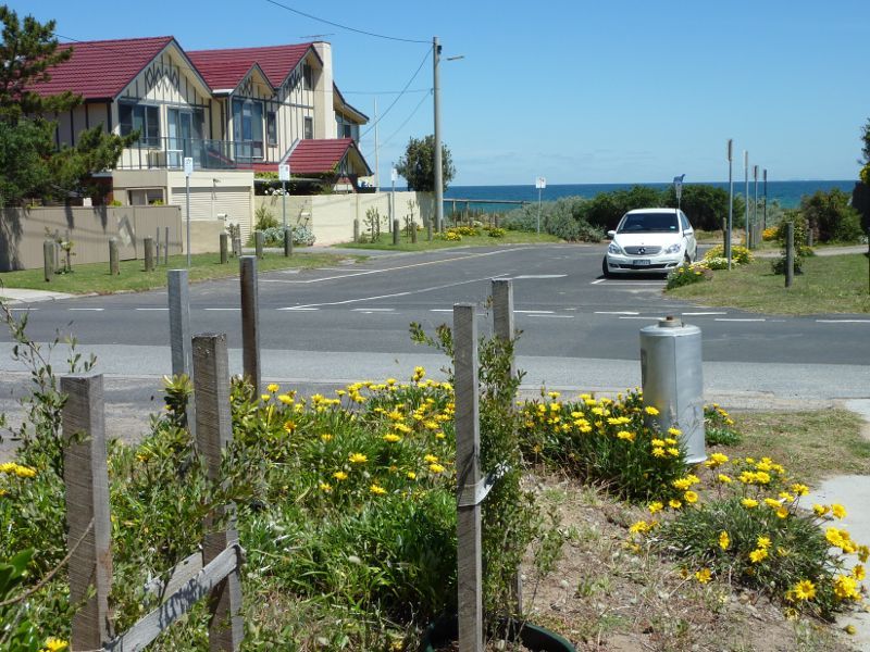 Frankston - Beach at end of Beach Street: Western end of Beach St