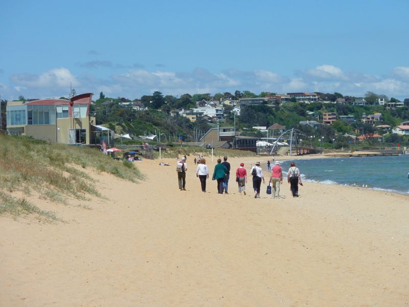Frankston - Beach at end of Beach Street: View south along beach towards Frankston Life Saving Club