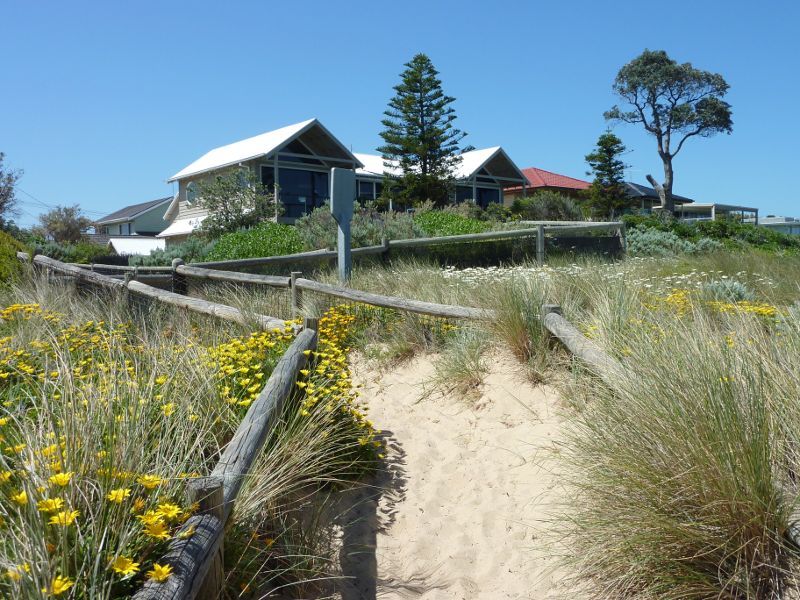 Frankston - Beach at end of Allawah Avenue: Pathway through foreshore