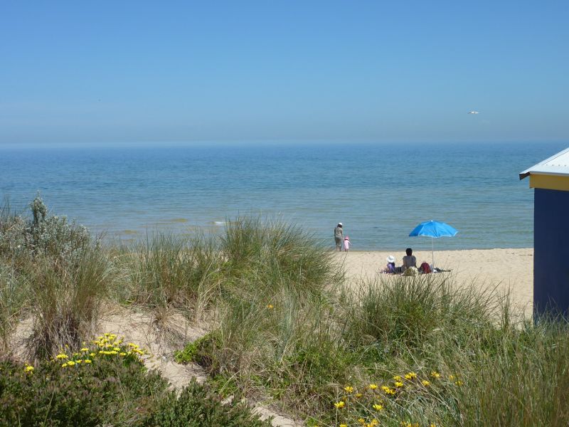Frankston - Beach at end of Allawah Avenue: View towards beach from foreshore path