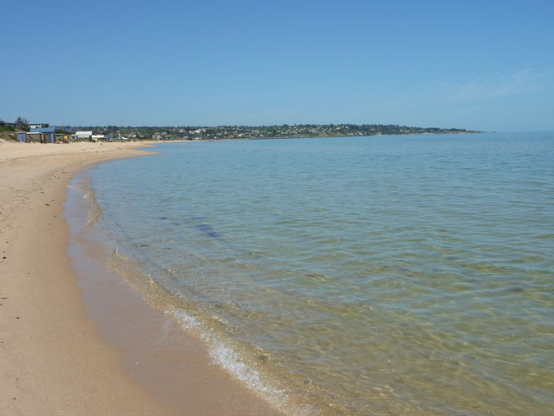 Frankston - Beach at end of Allawah Avenue: View south along beach