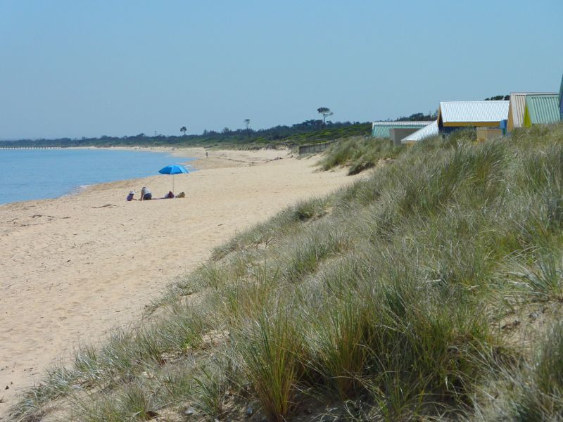 Frankston - Beach at end of Allawah Avenue: Northerly view along beach