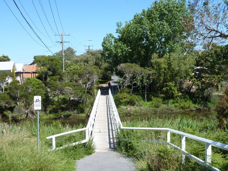 Frankston - Kananook Creek at Allawah Avenue: Footbridge across Kananook Creek