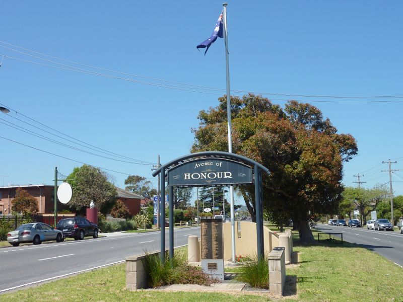 Frankston - Northern section of Nepean Highway: Avenue of Honour war memorial, view south along Nepean Hwy south of Allawah Av