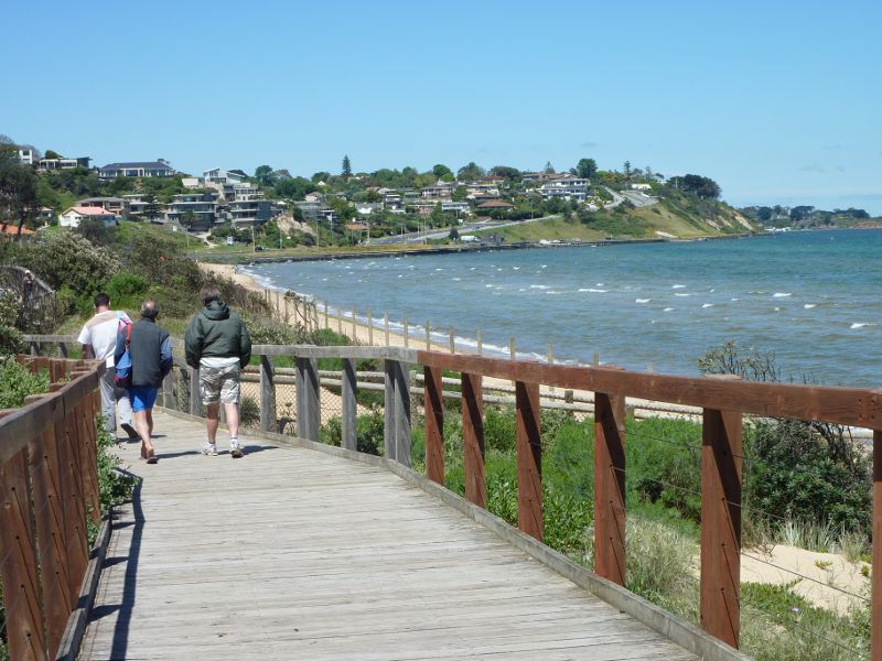 Frankston - Foreshore boardwalk and beach south of Frankston Pier: Southerly view along boardwalk