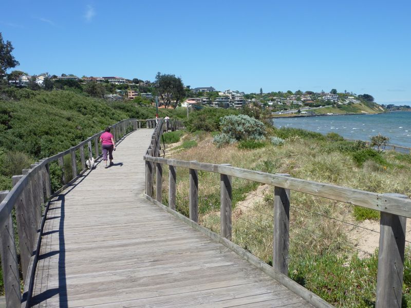 Frankston - Foreshore boardwalk and beach south of Frankston Pier: Southerly view along boardwalk