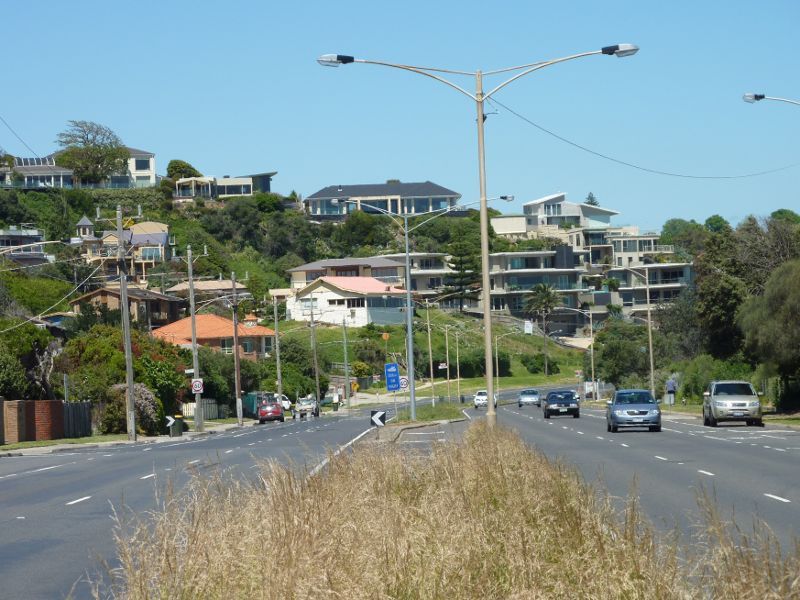 Frankston - Southern section of Nepean Highway - View south-west along Nepean Hwy towards Fernery La