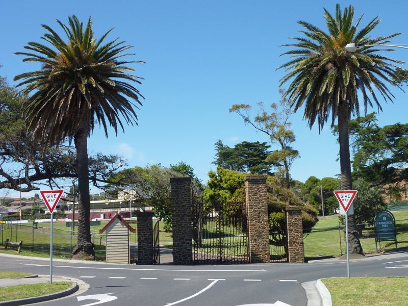 Frankston - Frankston Park: Entrance to Frankston Park, corner Plowman Pl and Bay St South