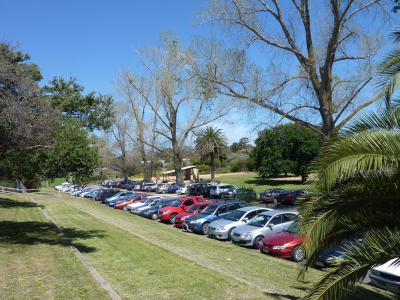 Frankston - Beauty Park: Car park along north side of lake