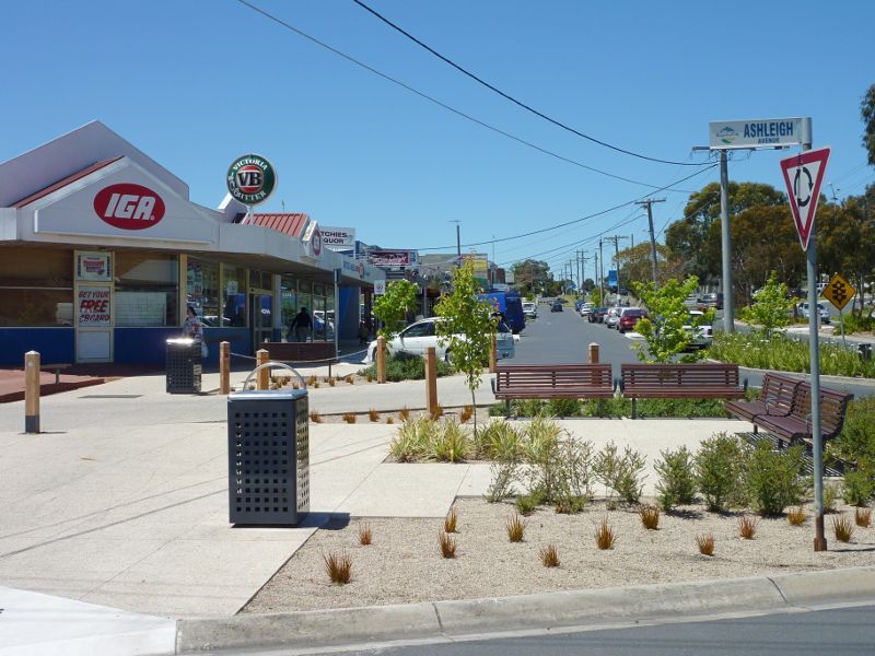 Frankston - Shops at eastern end of Beach Street: Shops on corner of Ashleigh Av and Beach St