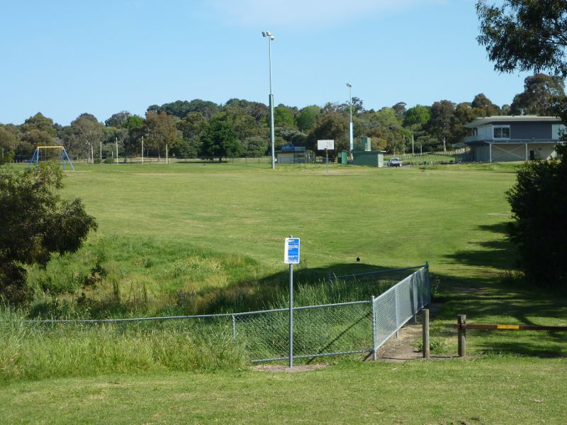 Frankston - Jubilee Park: View south from Nursery Av towards football and cricket oval
