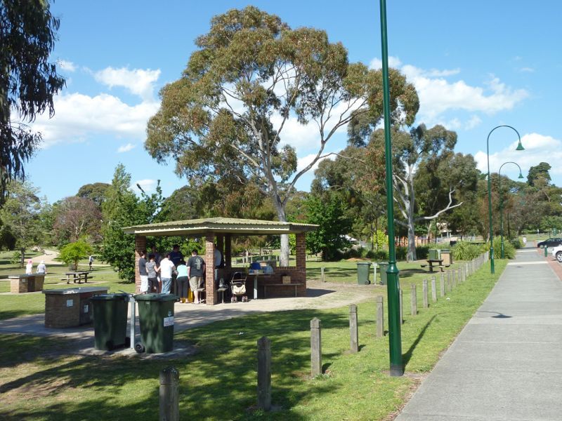 Frankston - Ballam Park: BBQ and picnic area at car park