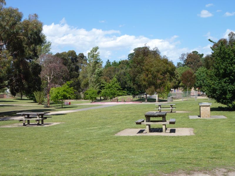 Frankston - Ballam Park: BBQ and picnic area