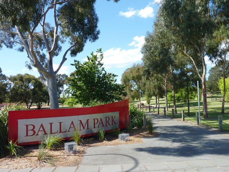 Frankston - Ballam Park: Pathway at car park