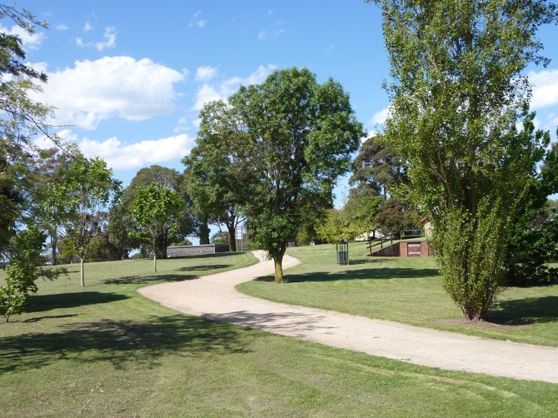 Frankston - Ballam Park: Pathway through park